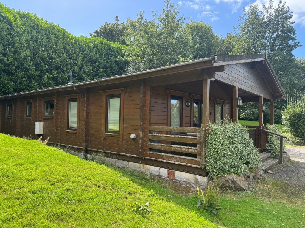 Lot: 71 - FREEHOLD TEN ACRE SITE WITH LAKES AND LODGES - Heron Lodge side
